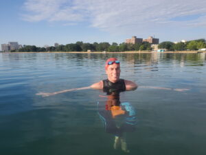 Sit high in the water during your open water swim by floating on the swim buoy / tow float in saddle position. 