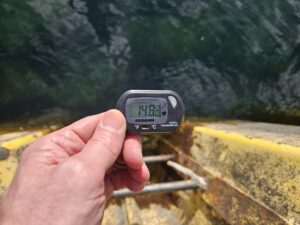 Zacro Open Water Swimming Thermometer measures the water temperature in Celcius or Fahrenheit